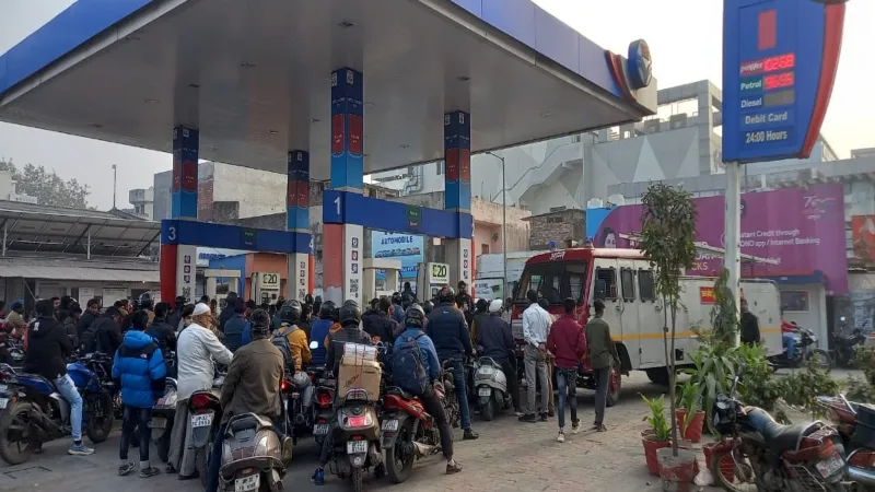 लखनऊ : पेट्रोल-डीजल आपूर्ति हुई बंद , पंप पर उमड़ी भारी भीड़, अभी 1 दिन करना होगा इंतजार - ये है वजह, Video