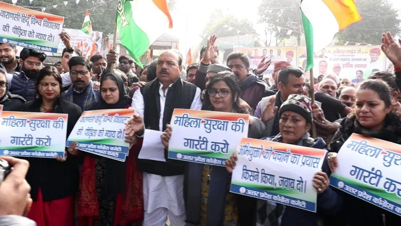 लखनऊ में कांग्रेस का बड़ा प्रदर्शन, IIT छात्रा से दुष्कर्म की घटना पर मांगा इन्साफ - बैरिकेटिंग पर चढ़कर की नारेबाजी   