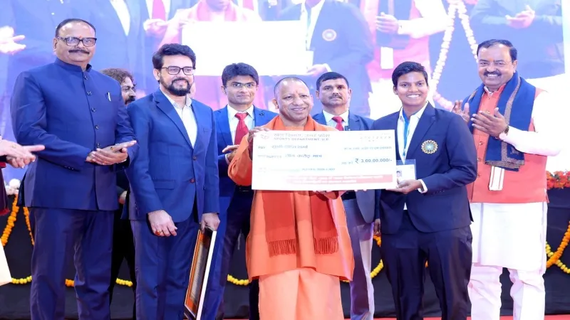 CM योगी ने 189 पदक विजेताओं को किया सम्मानित, मंत्री अनुराग ठाकुर बोले - अब दंगे नहीं, Medal बने यूपी की पहचान 