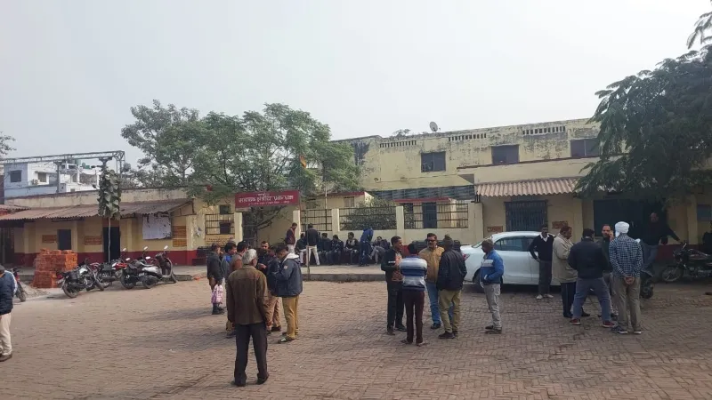 सीतापुर : हड़ताल के चलते परिवहन विभाग को 20 लाख का नुकसान, 24 घण्टे से नहीं हिले बसों के पहिये