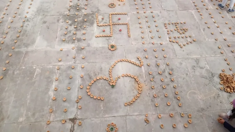 शाम को अयोध्या में मनेगा दीपोत्सव, राम की पैड़ी पहुंचे भक्त   