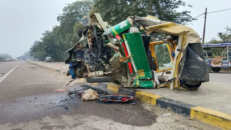अयोध्या : रोडवेज ने आटो में मारी टक्कर, चालक की मौत - तीन घायल 