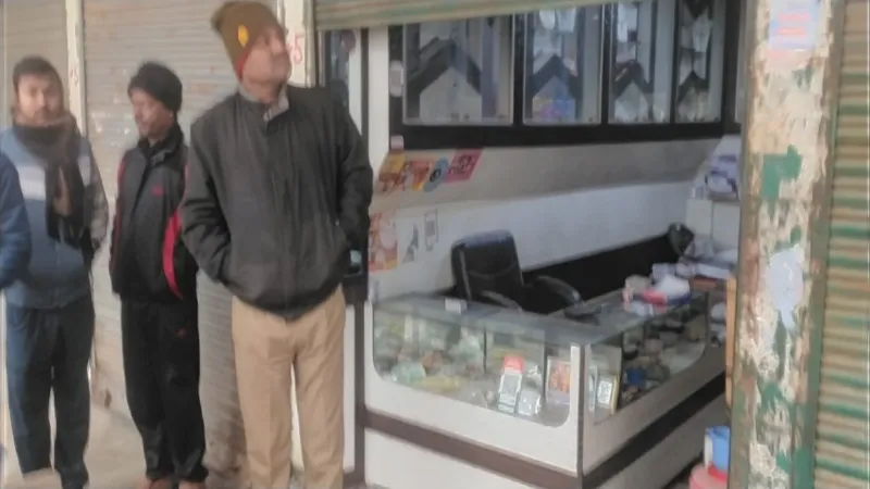 हरदोई पुलिस करती रही गश्त, सराफा की 3 दुकानों से ताला तोड़कर 50 लाख से ज्यादा का चुराया माल 