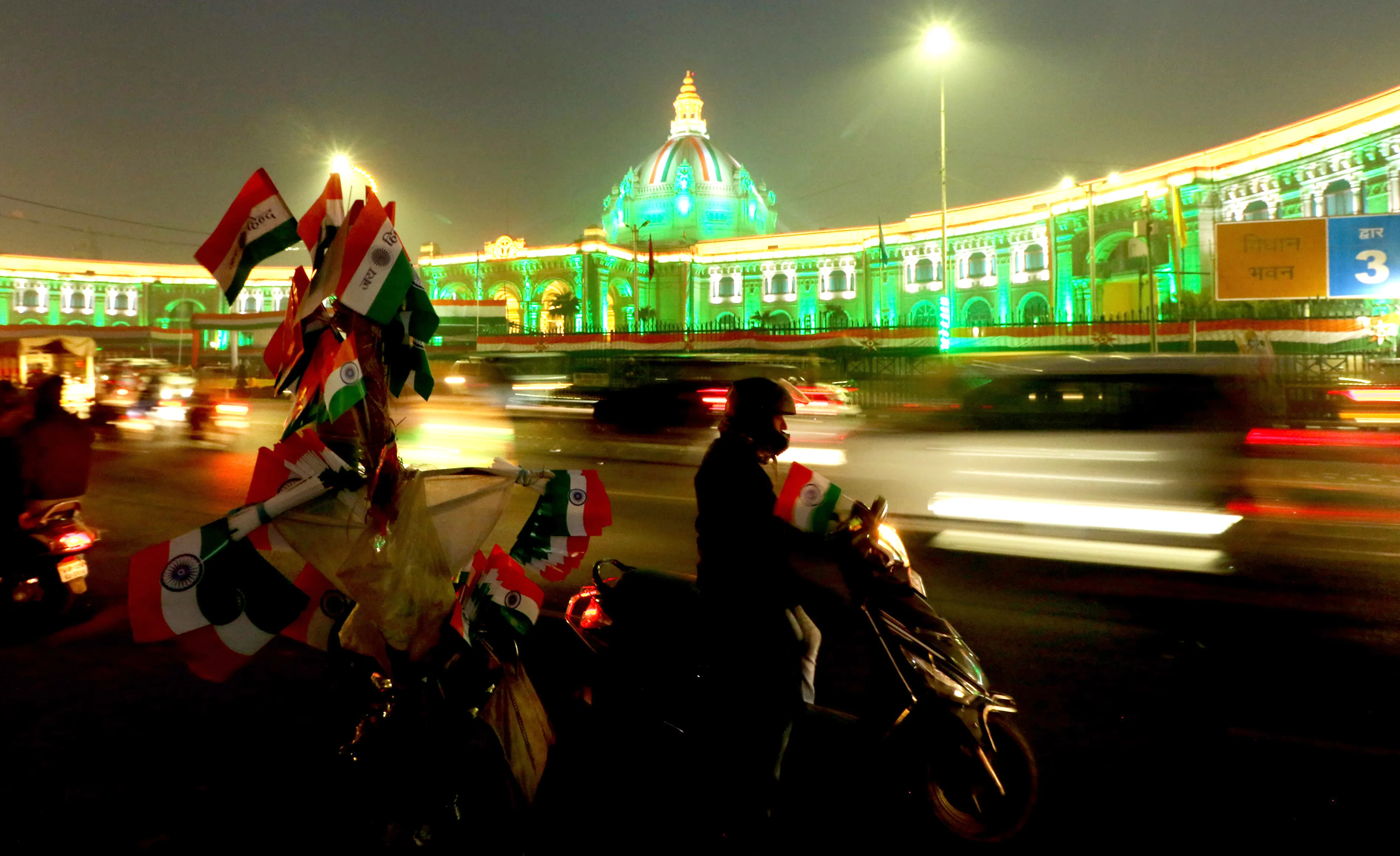 यूपी में गणतंत्र दिवस की तैयारियां पूरी, चप्पे चप्पे पर पुलिस की नजर, लखनऊ में कमिश्नर ने परखी सुरक्षा व्यवस्था, वाहनों की हुई चेकिंग