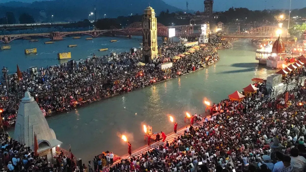 देहरादून: मकर संक्रांति पर गंगा स्नान के लिए देव डोलियों के साथ श्रद्धालुओं का सैलाब उमड़ा