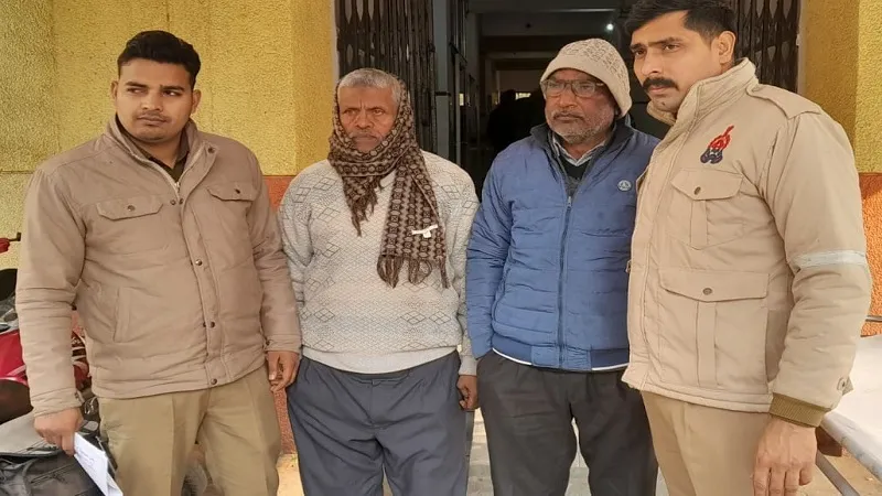 संभल : किसान को मृत दिखाकर हड़पी जमीन, लेखपाल व कानूनगो गिरफ्तार