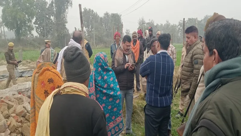 दीवार गिराने का मामला : विवाद सुलझाने पहुंचा प्रशासनिक अमला, नहीं बनी बात