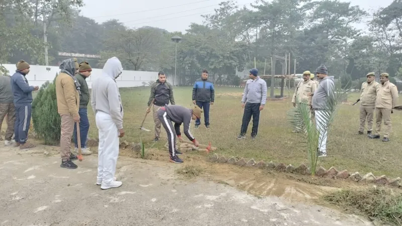 संतकबीरनगर : विशेष स्वच्छता अभियान में अधिकारियों और नेताओं ने लगाई झाडू