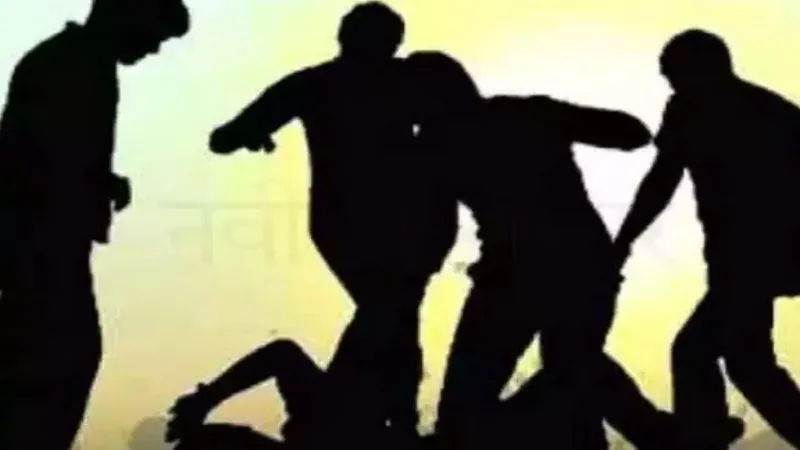 Video : महराजगंज में बड़ा बवाल, दरोगा को दौड़ा-दौड़ा कर लात-घूंसे से पीटा - मुश्किल से बची जान 