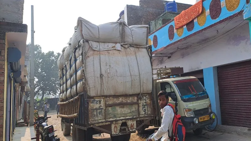 हरदोई: गलियों से गुजर कर दुर्घटनाओं को दावत दे रहे ओवरलोड वाहन