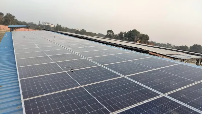 रूफटॉप सोलर प्लांट से सुसज्जित हुआ अयोध्या एयरपोर्ट, सीएसआर फंड से तीन अत्याधुनिक जनरेटर के भी हैं इंतजाम