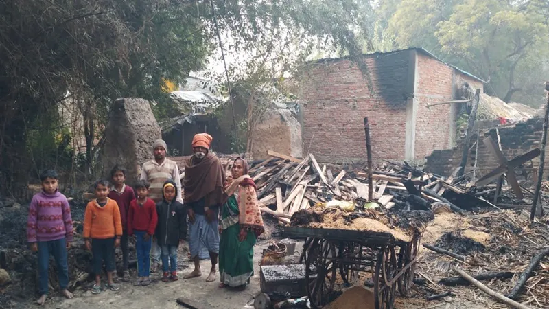 अयोध्या: आग से राख हुई सगे भाइयों की गृहस्थी, नगदी भी जली 