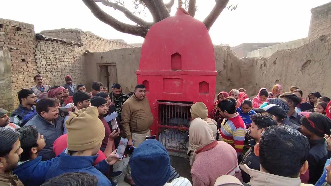 बदायूं: असामाजिक तत्वों ने खंडित की मंदिर की मूर्ति, ग्रामीणों ने किया हंगामा