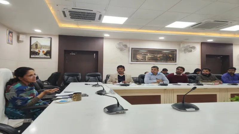 मंडलायुक्त डॉ रोशन जैकब ने की समीक्षा बैठक, स्मार्ट और सेफ सिटी को लेकर दिए निर्देश