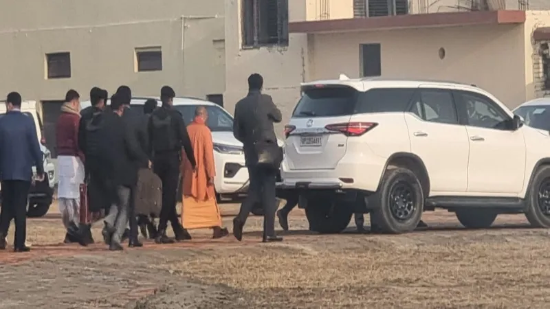 अयोध्या पहुंचे CM योगी, प्रशासन ने श्रद्धालुओं से की ये अपील 