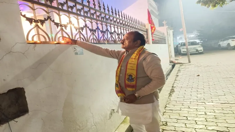 सांसद जयप्रकाश ने हरदोई आवास पर मनाया दीपोत्सव, कहा - रामलला की प्राण-प्रतिष्ठा भारतीय संस्कृति का गौरव 