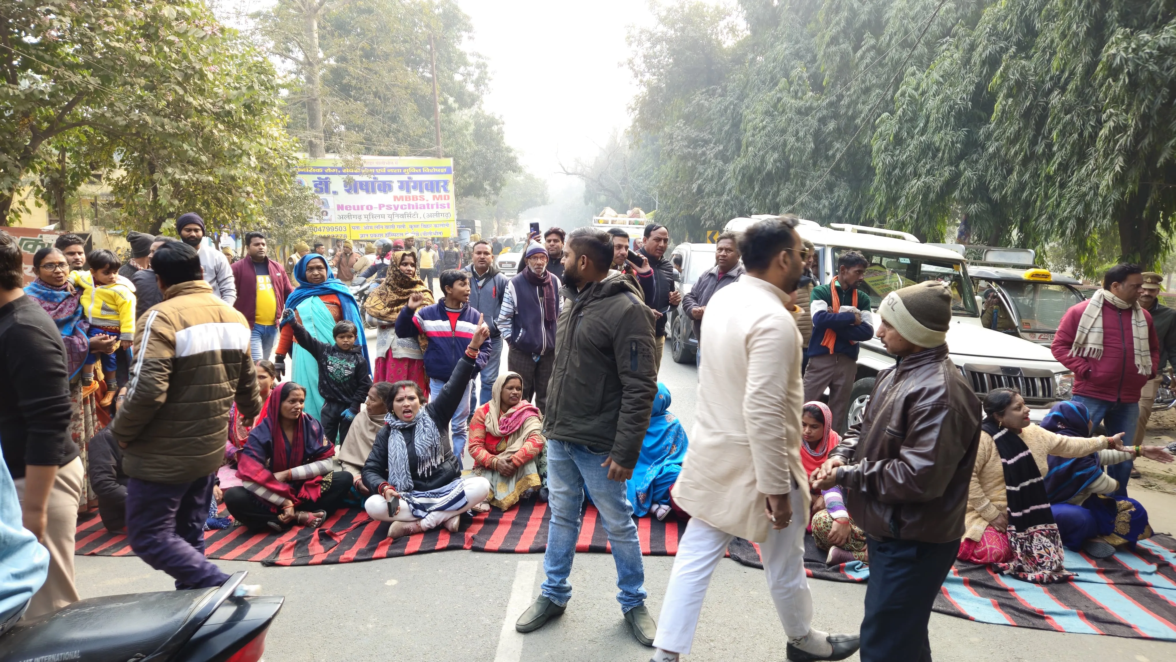 पीलीभीत: मंदिर में चल रहे निर्माण पर बुलडोजर चलने पर हंगामा, हाईवे जाम... जमकर नारेबाजी