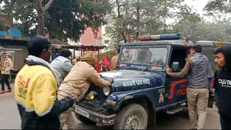बीच रास्ते में ठहर गई यूपी पुलिस की गाड़ी, धक्का लगाने वालों के छूटे पसीने  