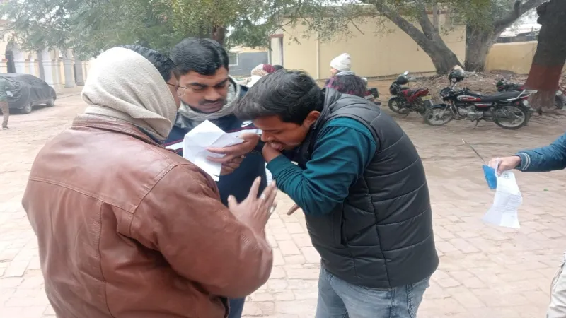 डीएलएड परीक्षा : परीक्षार्थी ने हाथ पर लिखा था साइंस का फार्मूला, चाटकर मिटाया