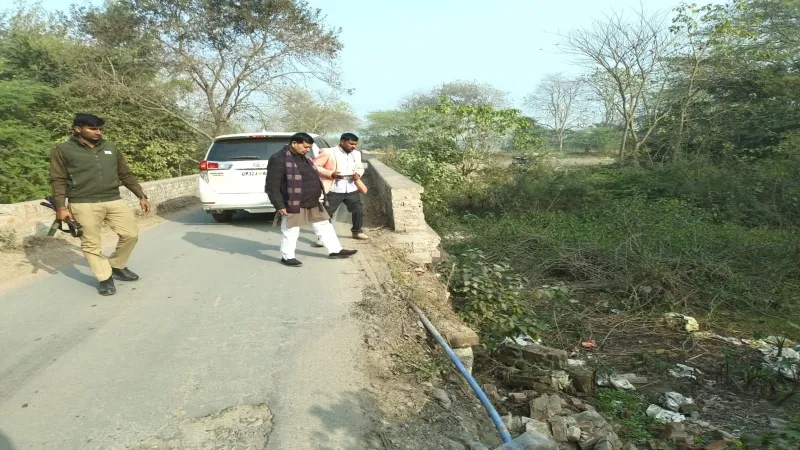 पुलिया की टूटी रेलिंग देख विधायक ने किया निरीक्षण, शीघ्र ठीक करने का दिया निर्देश