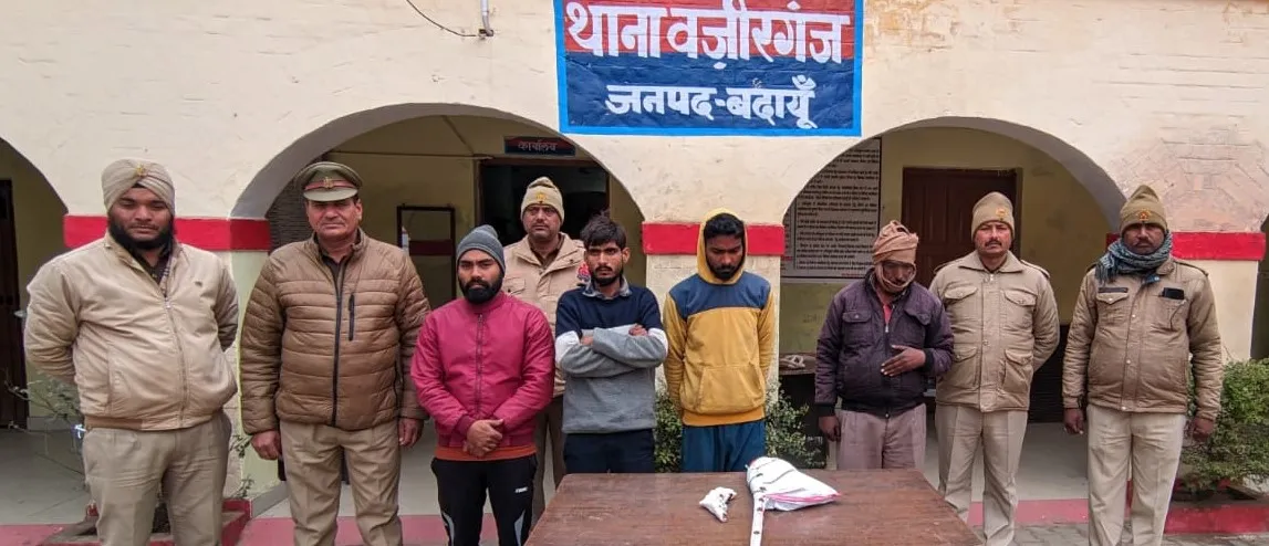 बदायूं: डकैती की योजना बनाते तीन बदमाश और सामान खरीदने वाला कबाड़ी गिरफ्तार
