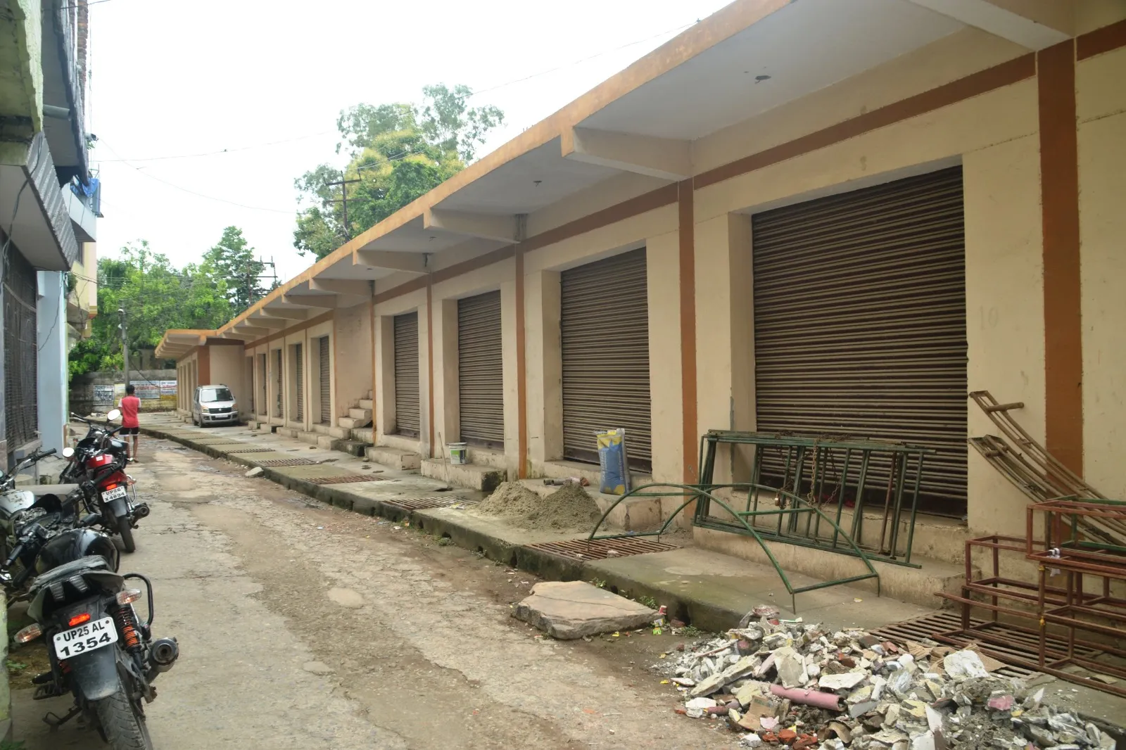 पीलीभीत: 65 लाख की लागत से बनी 23 दुकानें तीन साल से हो रही कंडम, अभी तक नहीं हुई नीलामी