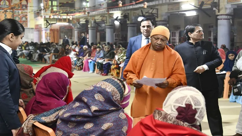 गोरखपुर में CM योगी ने किया जनता दर्शन, अधिकारियों से बोले - किसी भी दशा में न छोड़े जाएं कमजोरों को उजाड़ने वाले 