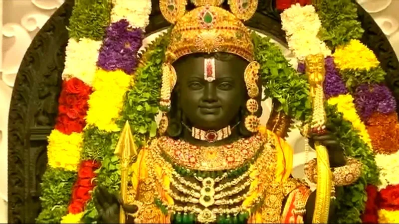 अयोध्या में प्राण प्रतिष्ठा के बाद हुई श्रीराम लला की पहली आरती, देखिये Video 