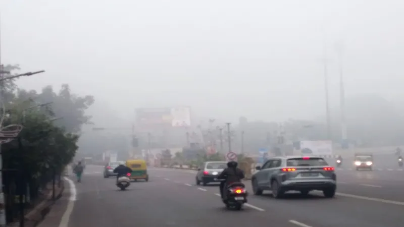 UP में घने कोहरे का सितम जारी, लखनऊ में बेहद कम हुई विजिबिलिटी - ऑरेंज Alert जारी 