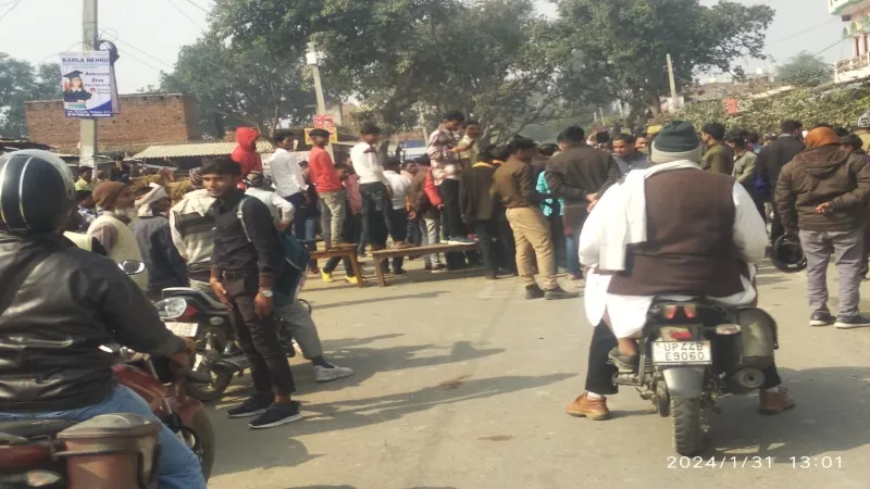 सुलतानपुर : पुलिस पर गोली चलाने वाले मुख्य अभियुक्त को बचाने का आरोप, ग्रामीणों ने जाम की रोड 