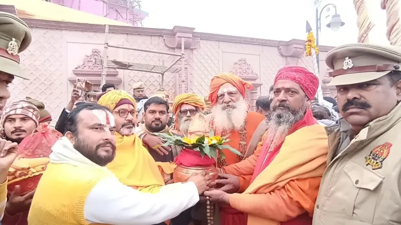 अयोध्या : पूजित कलश के साथ साधु-संतों ने निकाली शोभायात्रा 