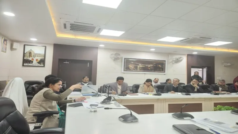 मंडलायुक्त की अध्यक्षता में हुई बैठक, अवैध कब्जों को तत्काल ध्वस्त करने के निर्देश  