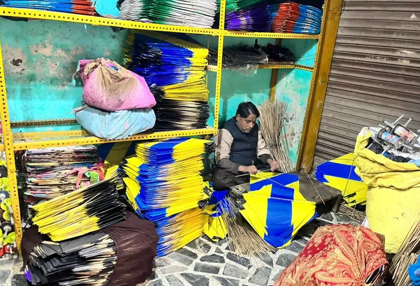 बरेली: मकर संक्रांति पर पतंग और मांझे की मांग, तैयारी में जुटे कारीगर