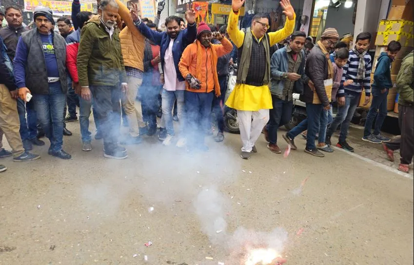 पीलीभीत: अवध में राम आए हैं... भक्ति में डूबी तराई, गूंजे भजन और ढोल नगाड़ों पर थिरके कदम, जमकर आतिशबाजी