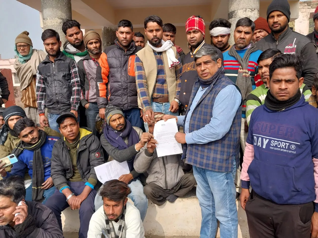 कासगंज: आरपीएफ की कार्यवाही के विरोध में ई-रिक्शा चालकों ने किया प्रदर्शन