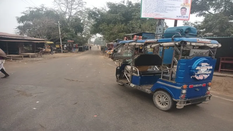 बहराइच में दबंग ई-रिक्शा और ऑटो चालकों से वसूल रहे गुंडा टैक्स, नहीं देने पर जबरन उतार देते हैं सवारी   