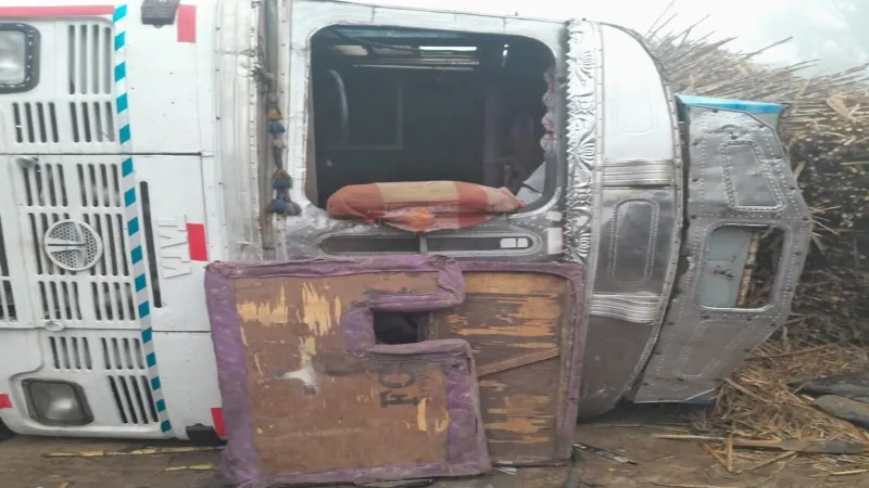 बहराइच : चीनी मिल में गन्ना लदा ट्रक ट्रैक्टर ट्राली पर पलटा, नीचे दबी ट्राली 