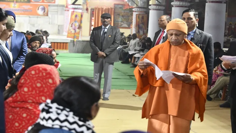 गोरखपुर में CM योगी ने सुनीं जनसमस्याएं, कहा - सबकी समस्या का निस्तारण सरकार की प्राथमिकता