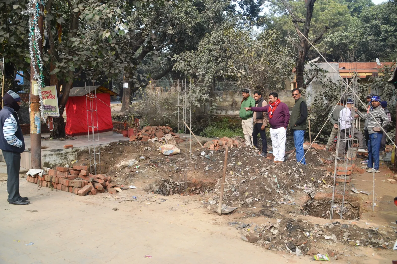 पीलीभीत: जेसीबी चलाने से पहले नहीं ली जमीन की पड़ताल कराने की सुध, लापरवाही ने कराया बखेड़ा