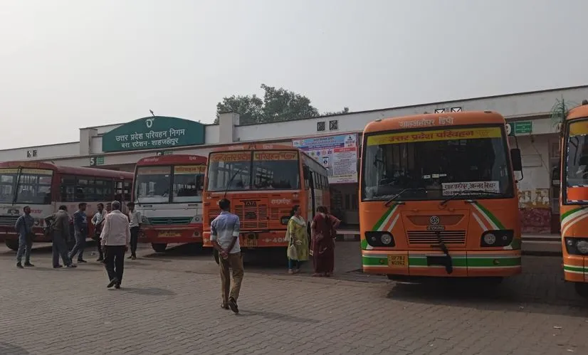 शाहजहांपुर: ठंड ने घटाईं सवारियां... सफर करने से कतरा रहे यात्री, डिपो की आय भी घटी