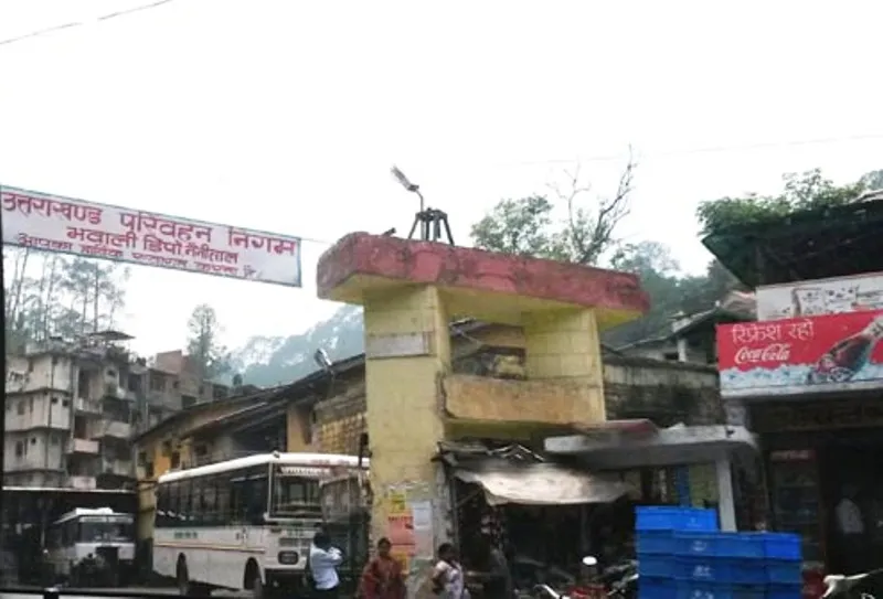 भवाली: रोडवेज के द्वितीय तल पर दुकानें बनाकर फड़ खोखे वालों को देने की मांग 