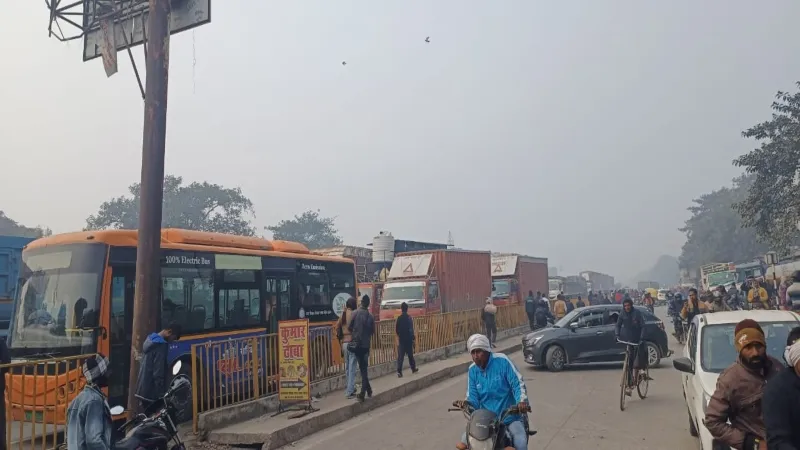 हड़ताल के समर्थन में ड्राइवरों ने मोहनसराय हाईवे पर किया चक्का जाम,वाहनों की लगी लंबी कतार