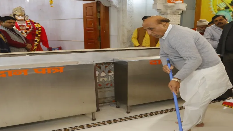रक्षा मंत्री राजनाथ सिंह ने हनुमान सेतु मंदिर में की साफ-सफाई, लिया आशीर्वाद 
