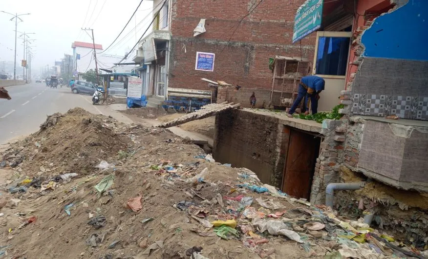 शाहजहांपुर: कुछ अतिक्रमण तोड़कर खामोश हो गया निगम का बुलडोजर, नाले पर अब भी खड़े कई अवैध भवन