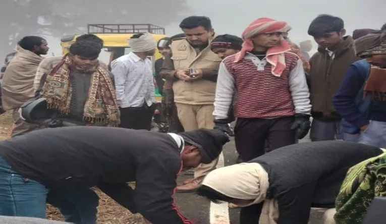 बदायूं: स्कूल बस के टक्कर से पलटा ऑटो, युवक की मौत... तीन घायल