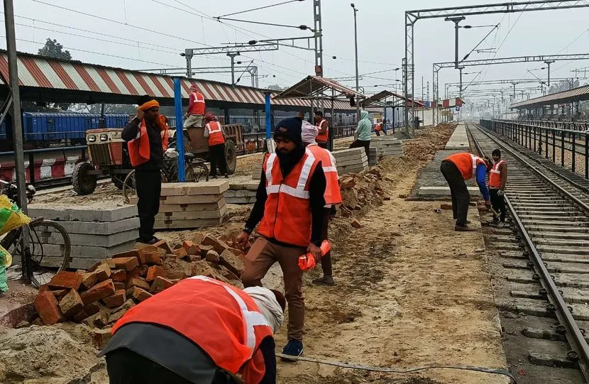 कासगंज: जंक्शन रेलवे स्टेशन के प्लेटफार्मों का शुरू हुआ जीर्णोद्धार