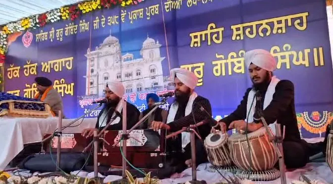 बरेली: गुरु गोविंद सिंह के प्रकाश पर्व पर सजा मुख्य दीवान साहिब दरबार, चला लंगर का दौर 