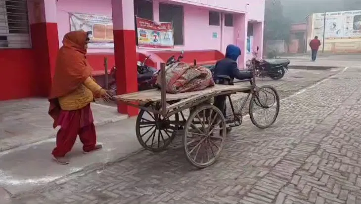पीलीभीत: शर्मसार... मां के लिए नहीं मिला शव वाहन तो बेटे ने ठेले का लिया सहारा, देखकर लोग हुए हैरान