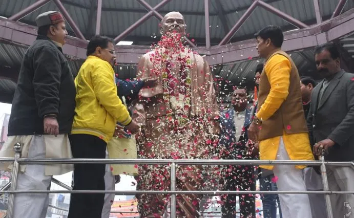 बरेली: पटेल चौक पर सरदार वल्लभ भाई पटेल की कांस्य प्रतिमा लगी, मेयर ने किया अनावरण