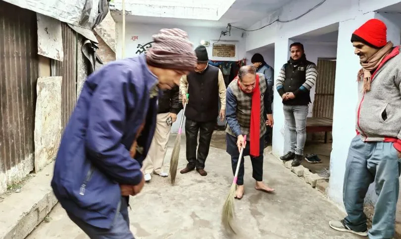 कासगंज: भाजपा एमएलसी ने मंदिर में पहुंचकर की सफाई, भव्य कार्यक्रम की बनाई रूपरेखा